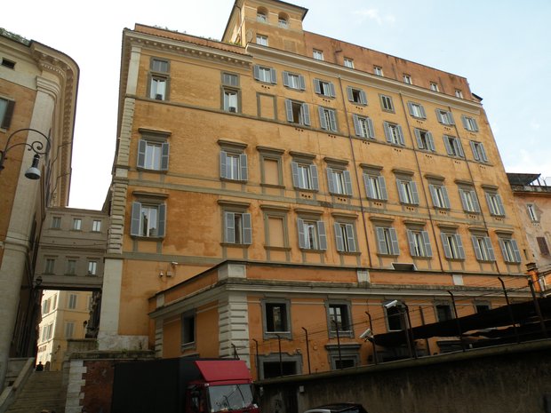  façade jaune et volets gris